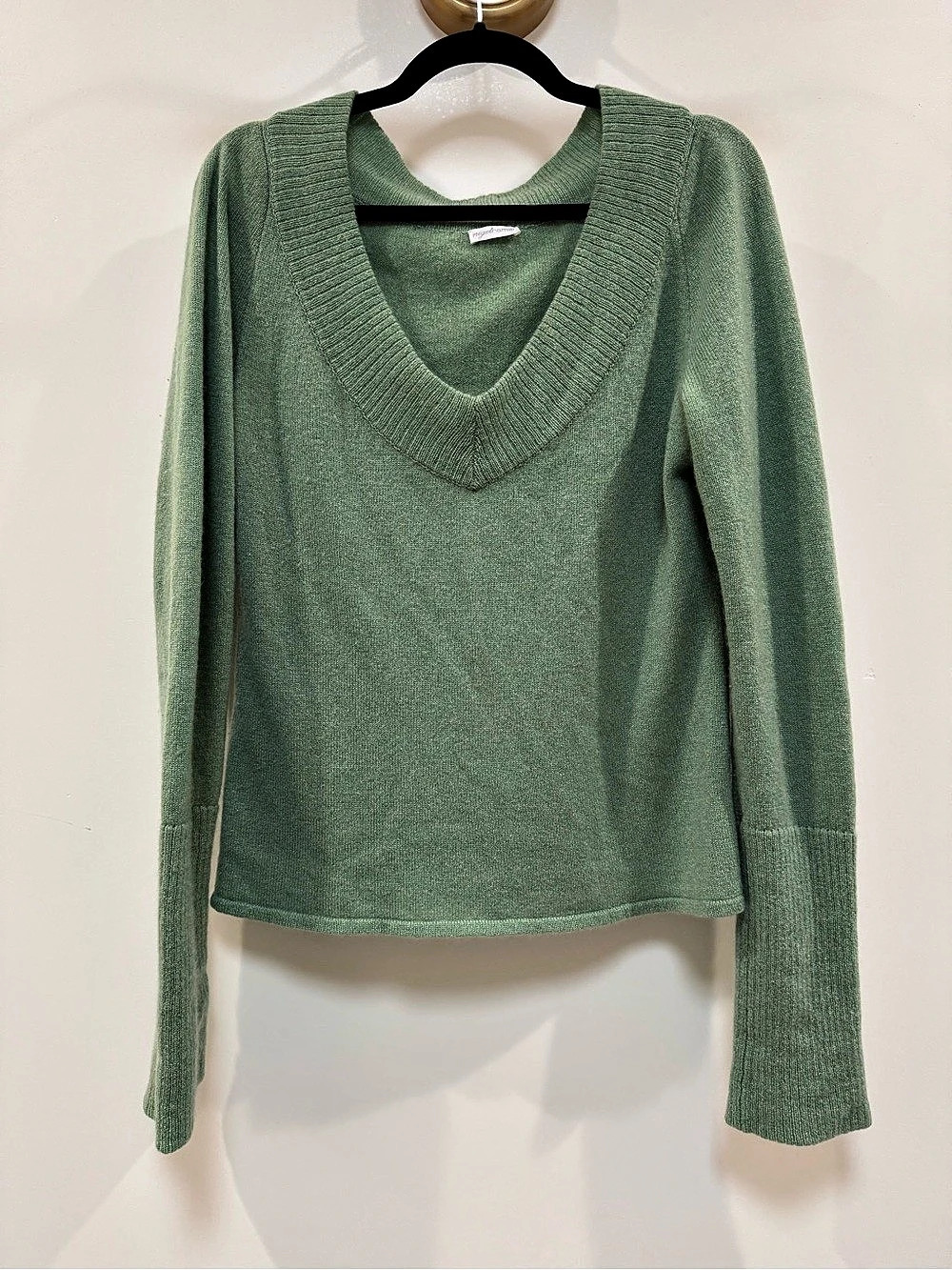100% Cashmere. Made in the USA 🇺🇸 V-Neck Sweater in Green Size Large 🍀 vintage